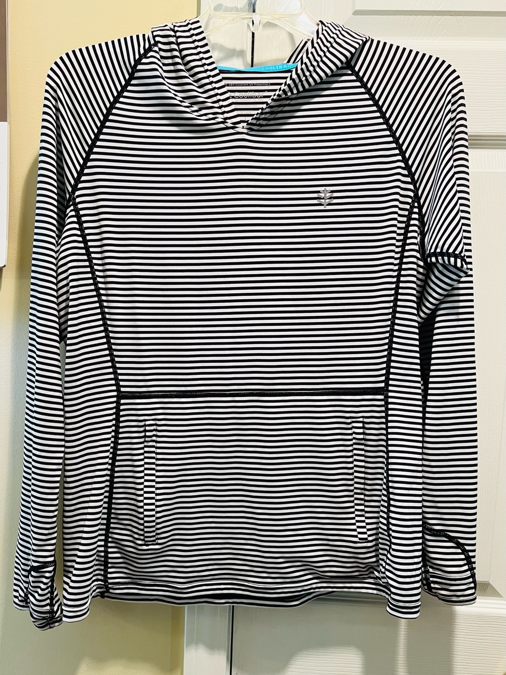 Coolibar women’s sz L Black White Striped Hooded Pullover sun protection